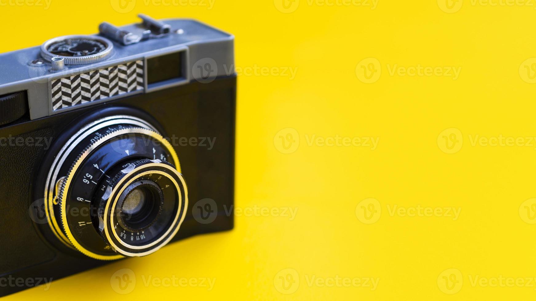 close-up vintage fotocamera met gele achtergrond foto