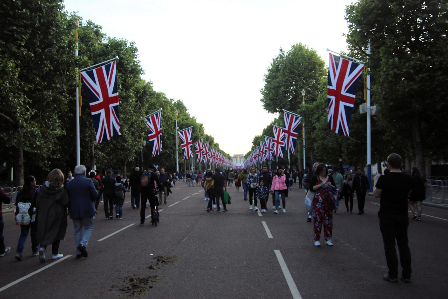 Londen in de uk in juni 2022. mensen vieren de koninginnen platina jubileum foto