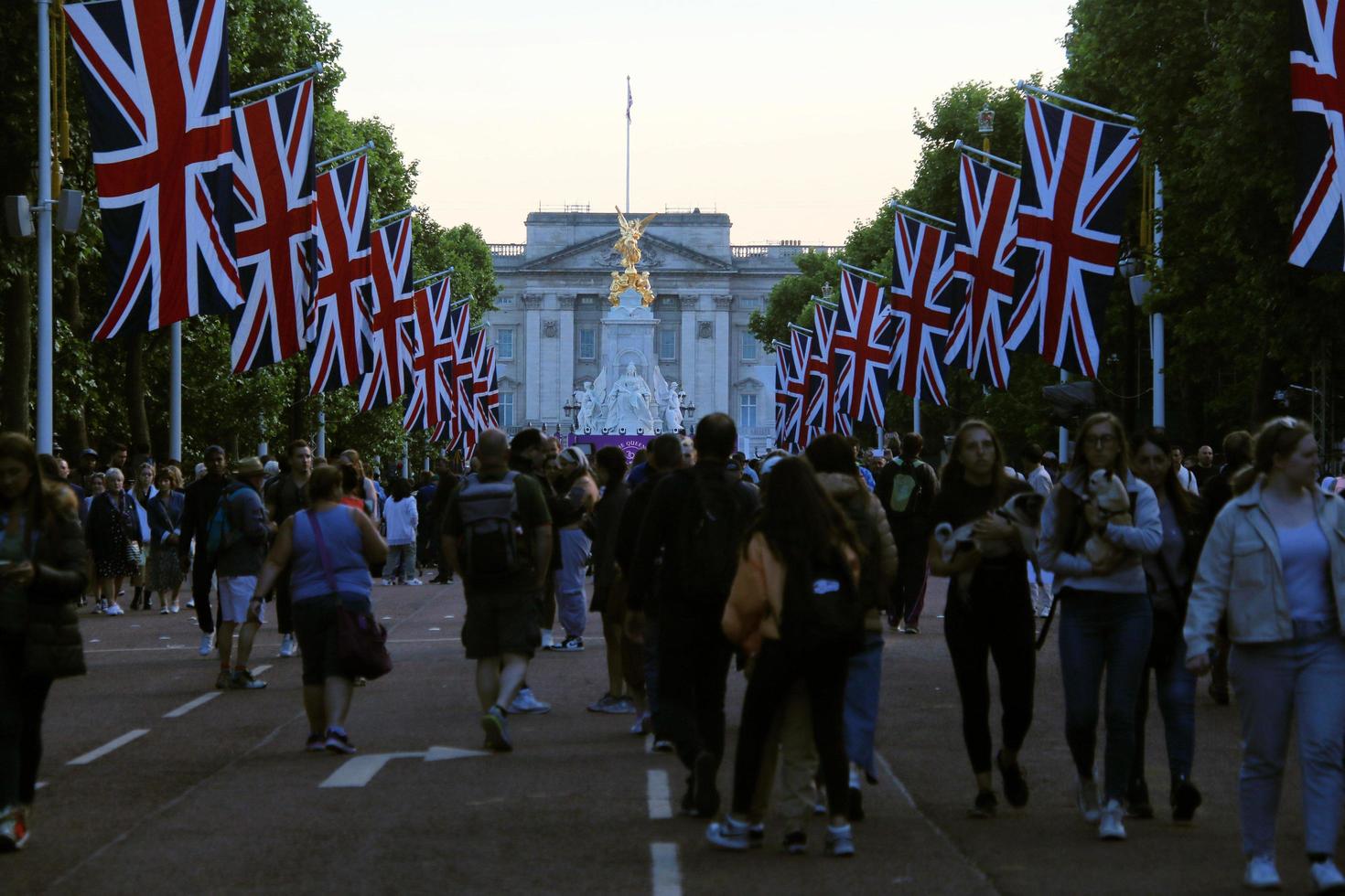 Londen in de uk in juni 2022. mensen vieren de koninginnen platina jubileum foto