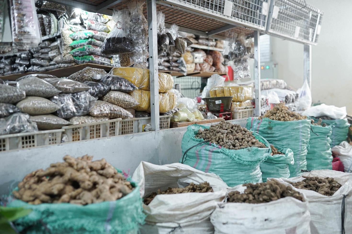 een verzameling van specerijen in een traditioneel markt in een mand foto
