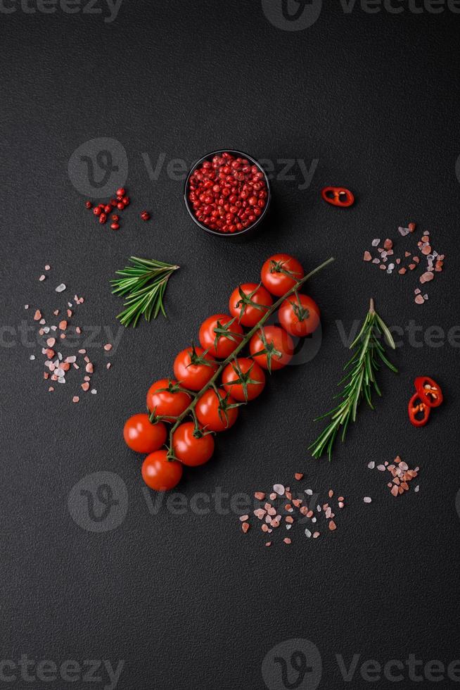 heerlijk vers kers tomaten Aan een takje Aan een donker beton achtergrond foto