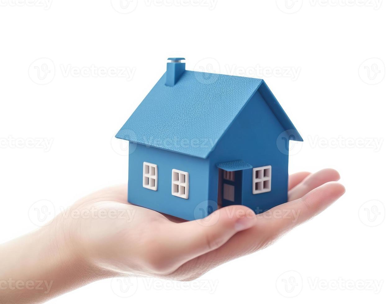blauw huis in hand- geïsoleerd Aan een wit achtergrond. verzekering concept. foto