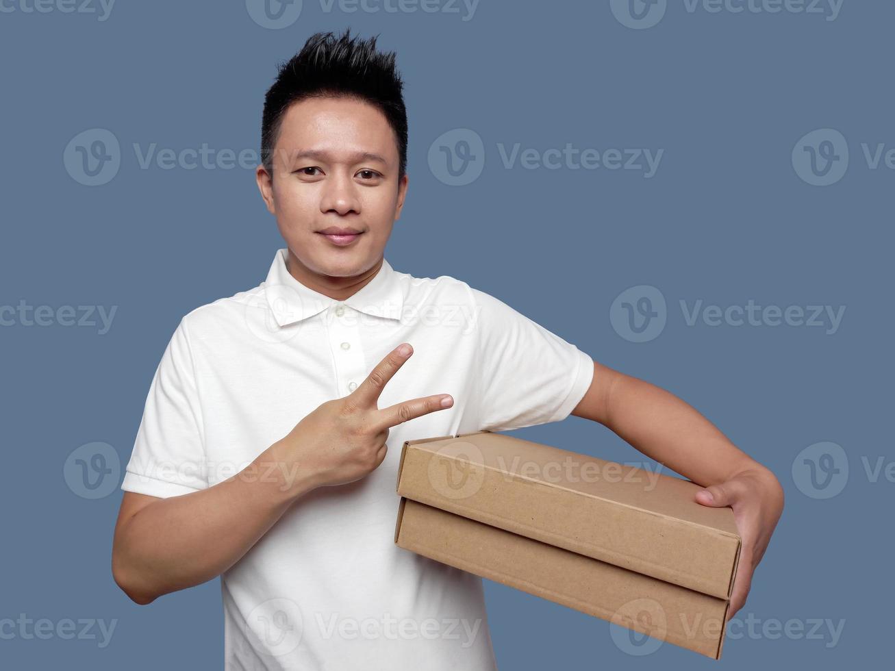 Mens Holding karton doos met twee vinger gebaar foto