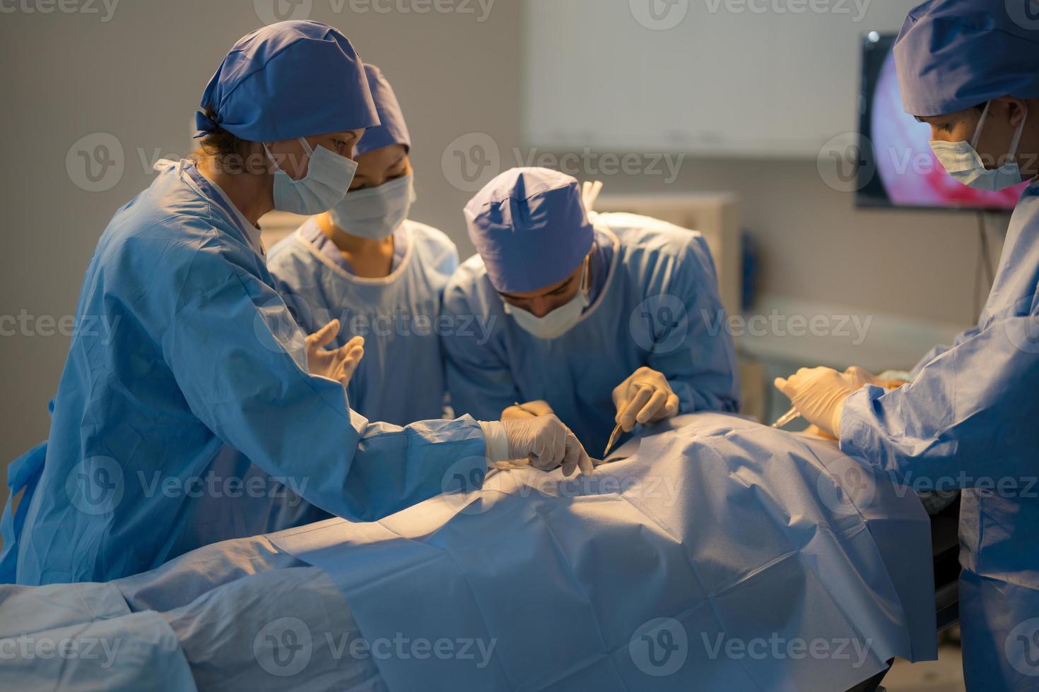 dokter, verpleegster aan het doen chirurgie Aan geduldig. foto