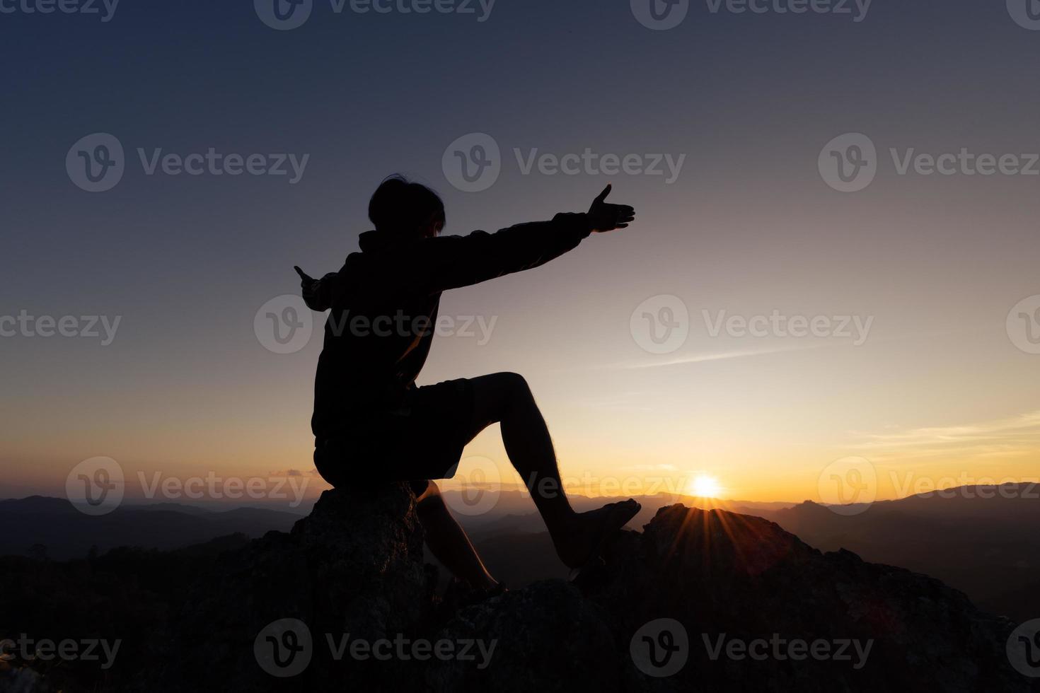 silhouet van Mens hand- bidden geestelijkheid en geloof, vrouw aanbidden naar god. Christendom religie concept. religieus mensen zijn vernederen naar god. christenen hebben hoop geloof en geloof in god. foto