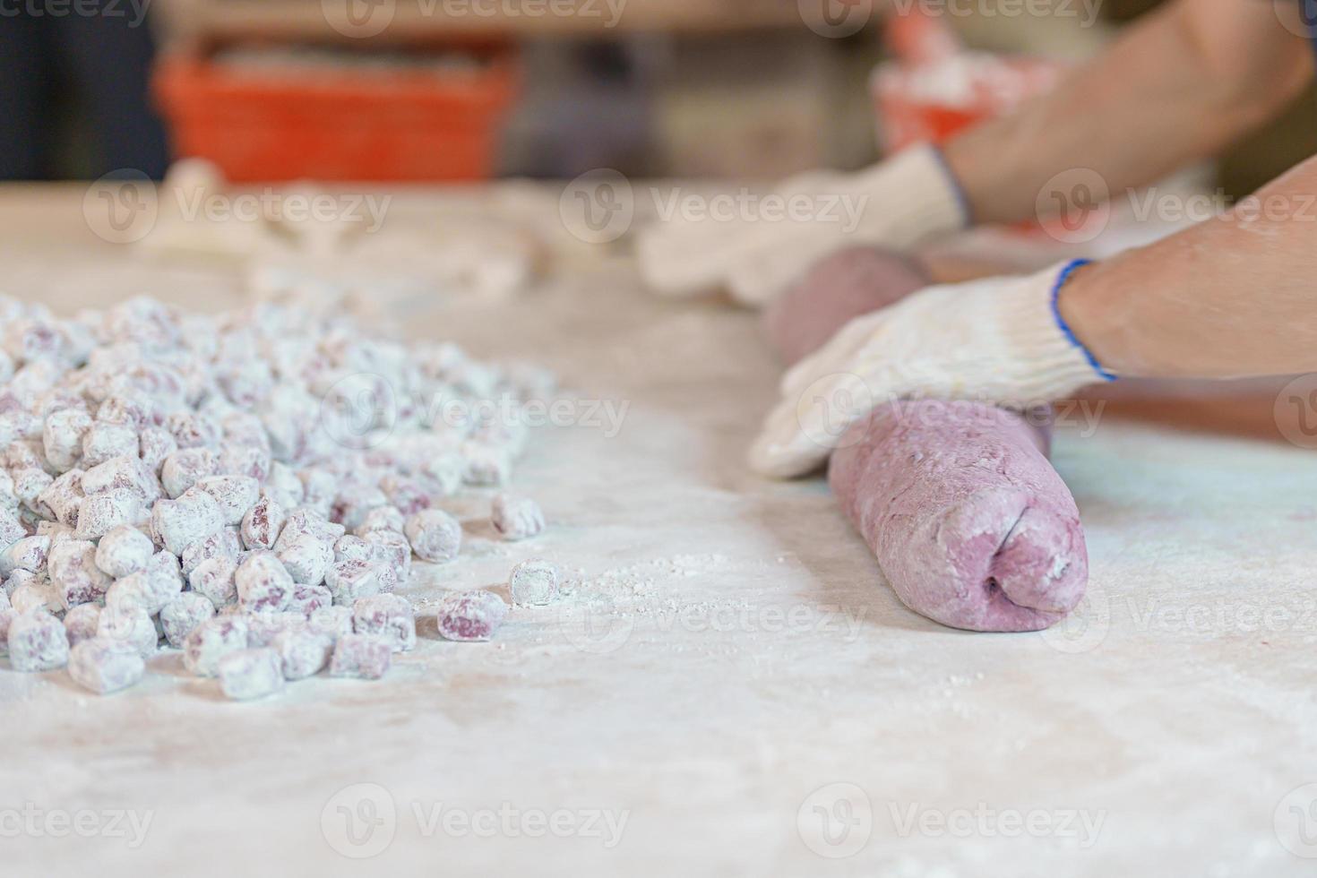 hand- voorbereidingen treffen ja yuan of jiufen taro bal Aan de jiufen oud straat. mijlpaal en populair voor toeristen attracties in de buurt Taipei stad. straat voedsel en Taiwan reizen vakantie concept. foto