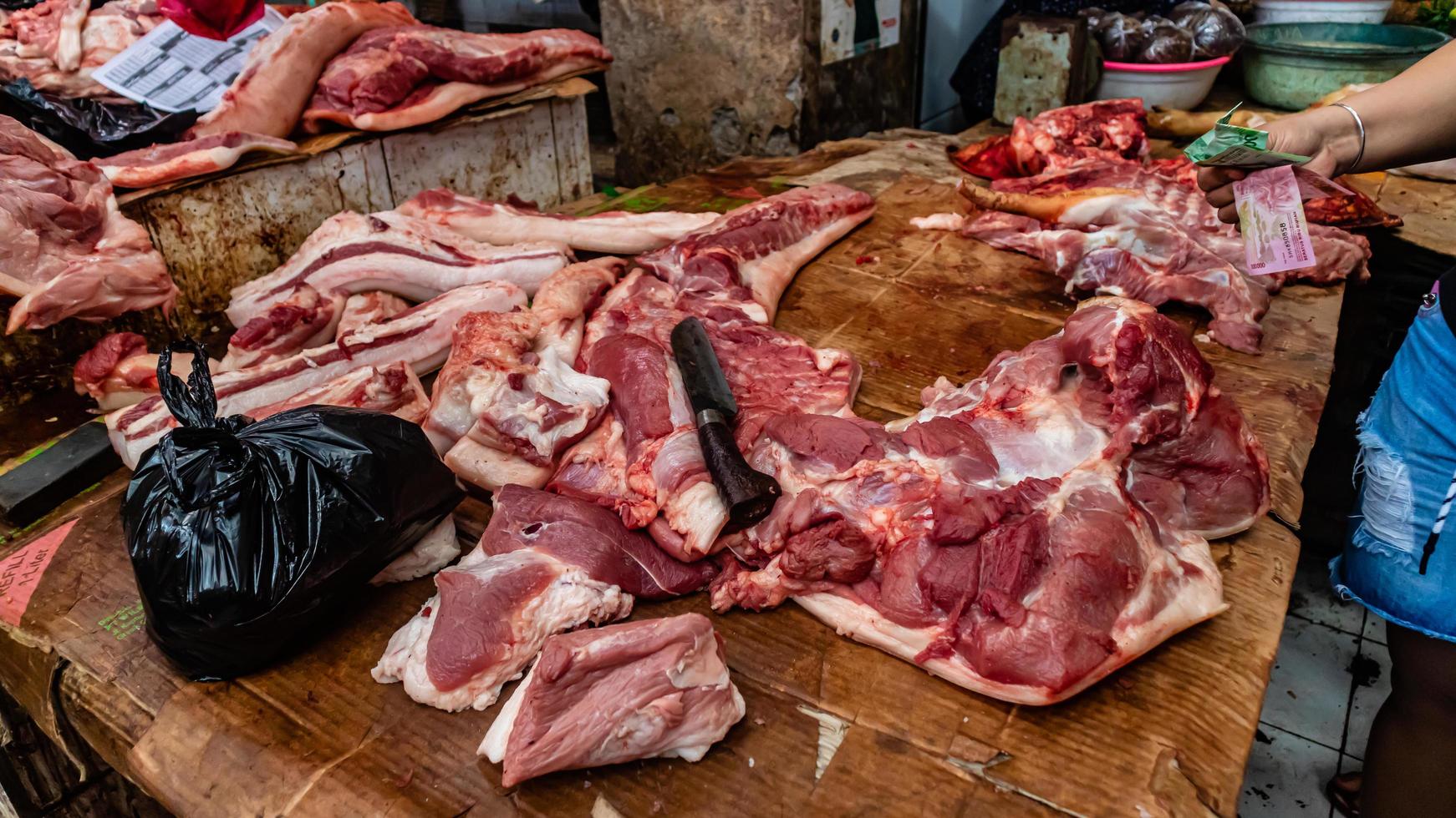 varkensvlees Bij de tondaan traditioneel markt foto