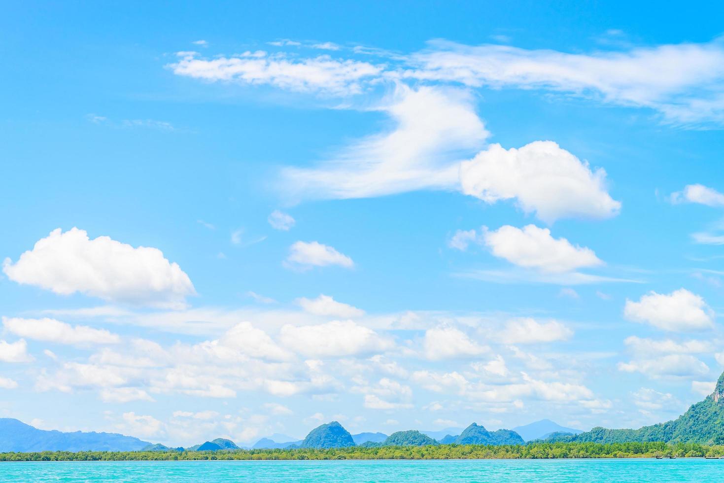 prachtig tropisch eiland en zee in thailand foto