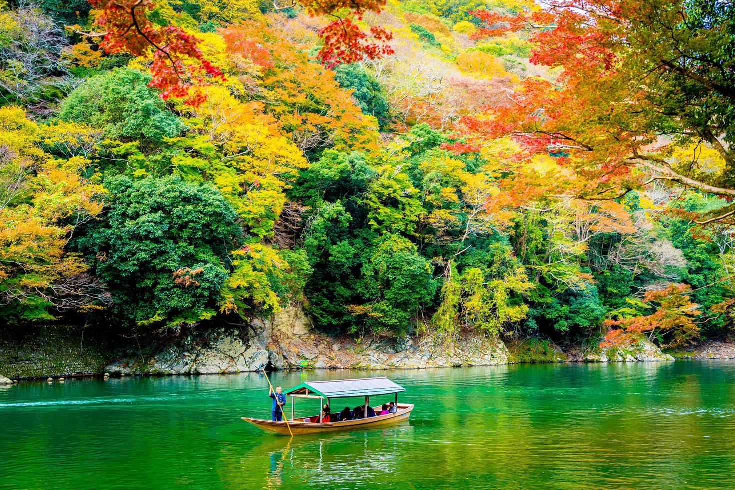 prachtige arashiyama-rivier met esdoornbladboom, kyoto, japan foto