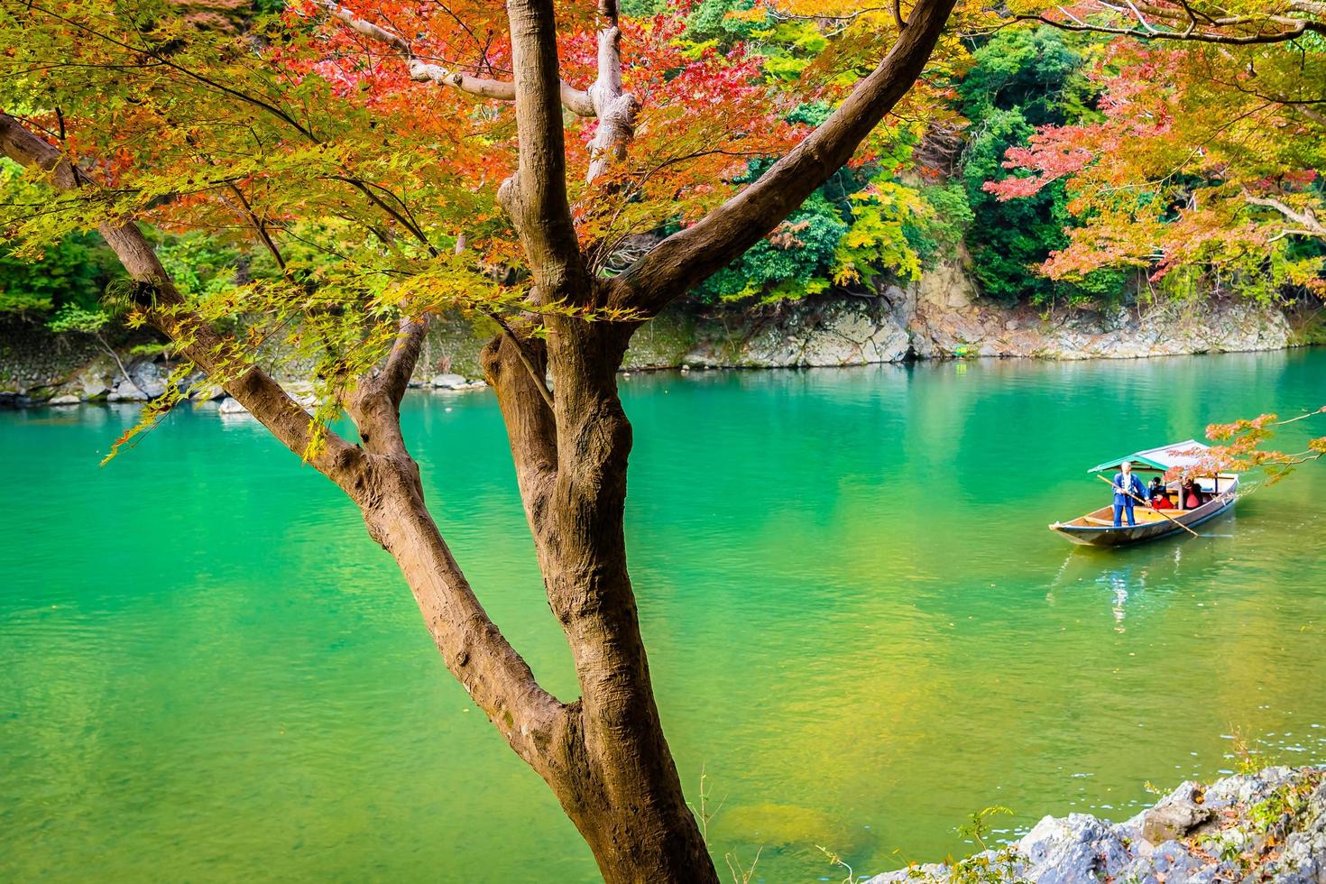 prachtige arashiyama-rivier met esdoornbladboom, kyoto, japan foto