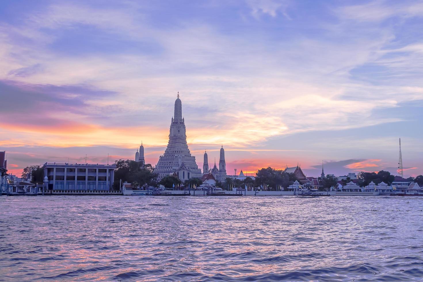 Bangkok zonsondergang in paarse toon foto