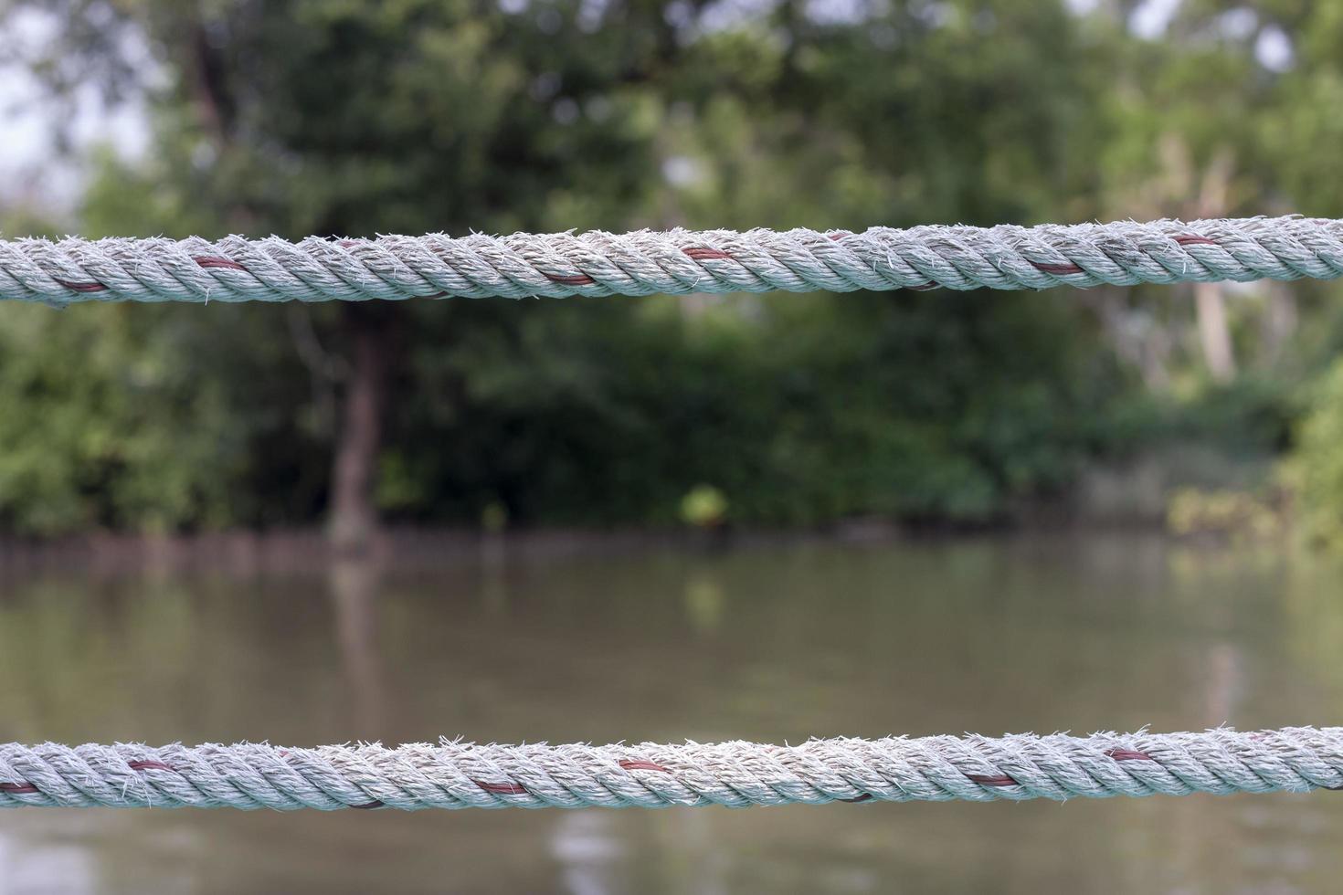 de manilla touw of sisal touw uitgerekt door de rivier- naar voorkomen vallend in de water. foto