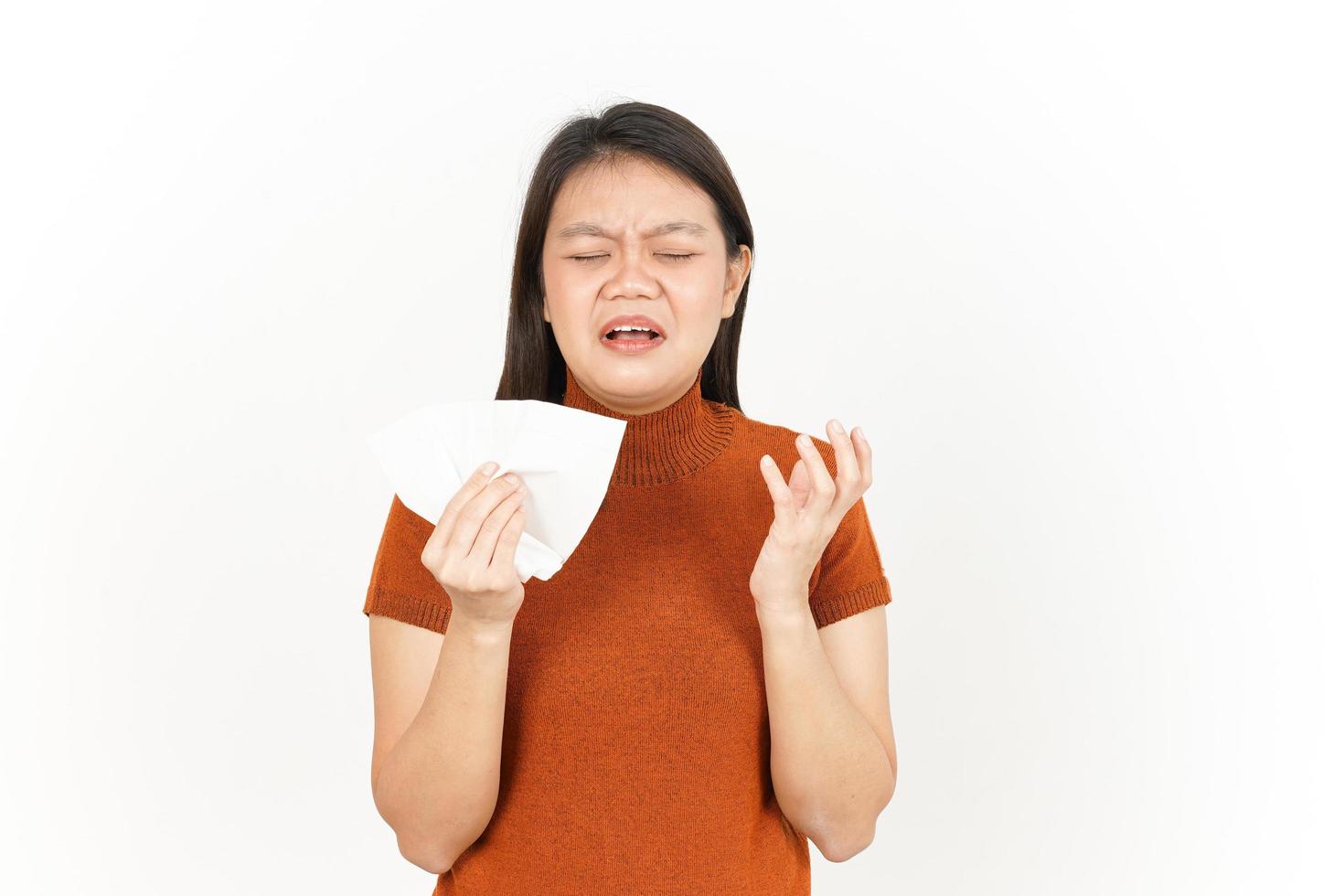 Holding zakdoek en huilen van mooi Aziatisch vrouw geïsoleerd Aan wit achtergrond foto