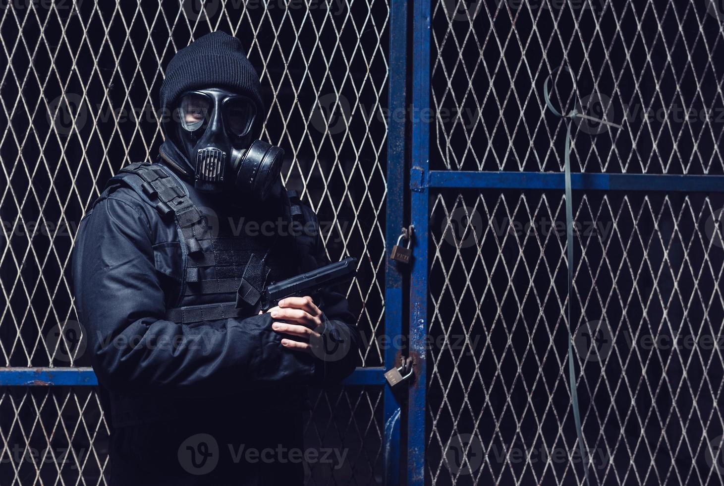 de terrorist met gas- masker en geweer foto