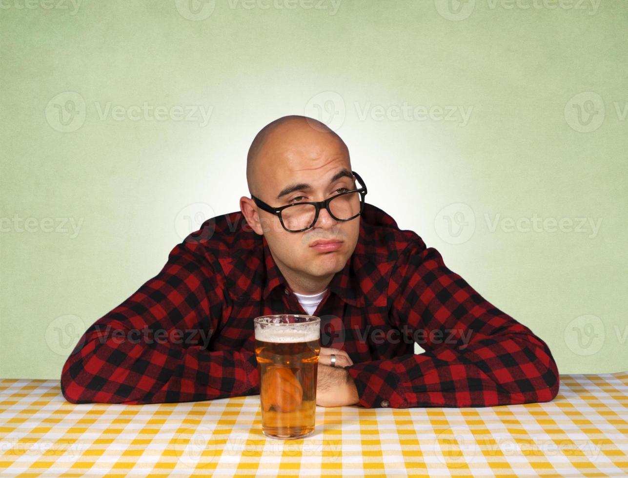 Mens en bier foto