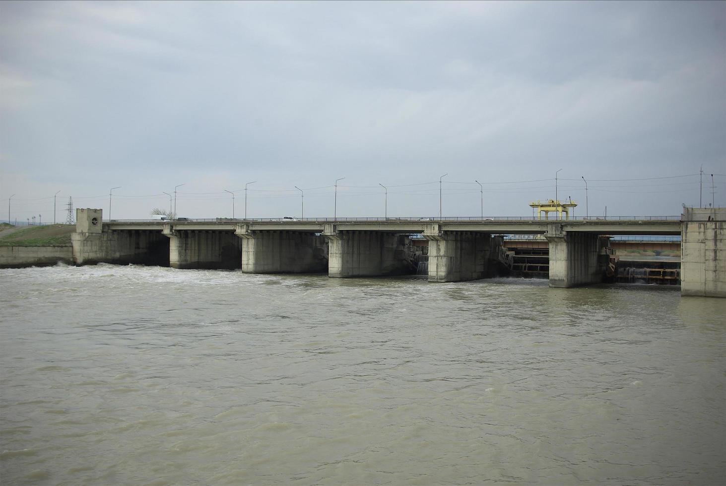 een dam gebouwd in het sovjettijdperk. betonnen dam op de rivier. foto