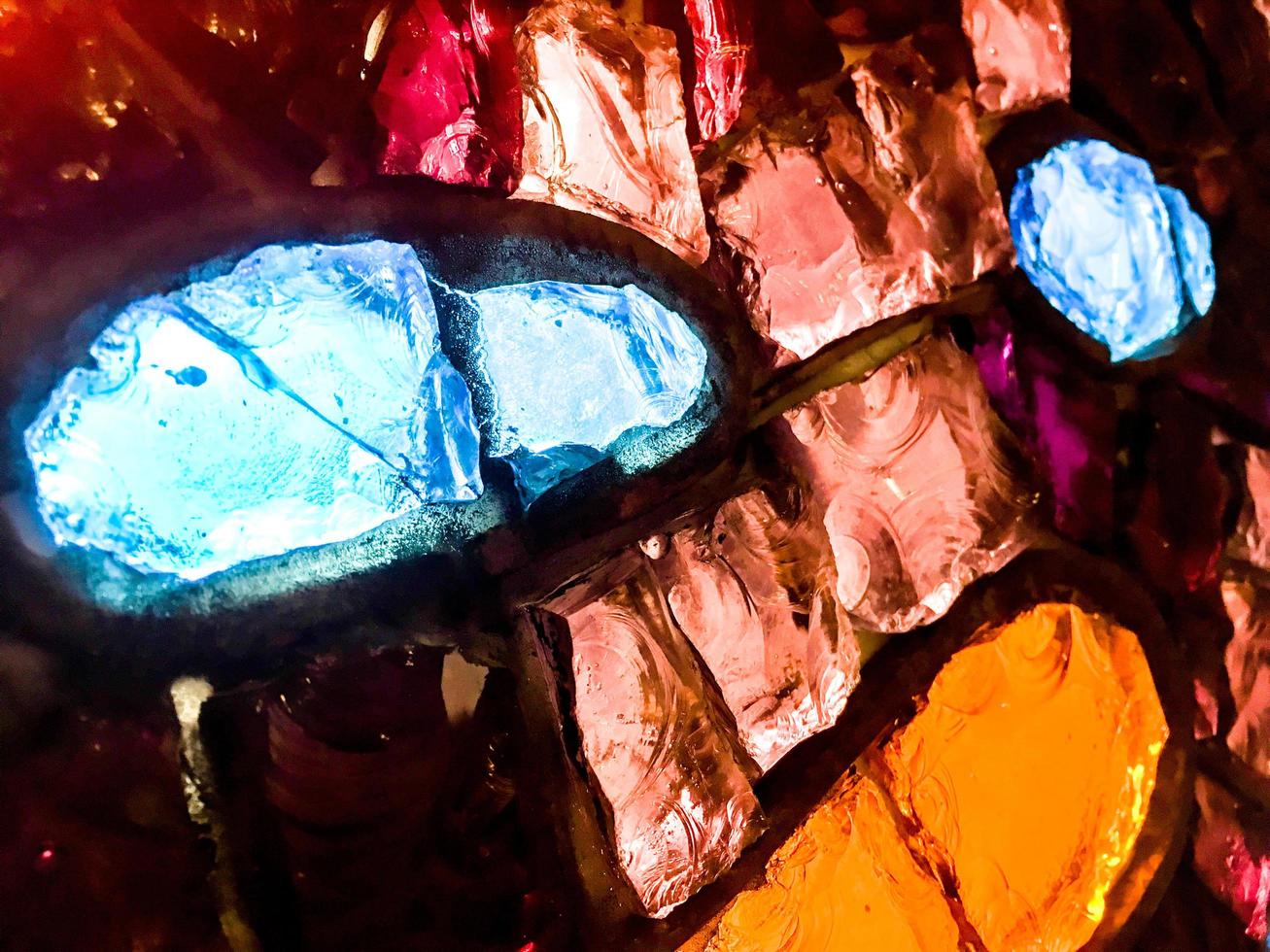 heldere kleurrijke glazen baksteenlaag foto