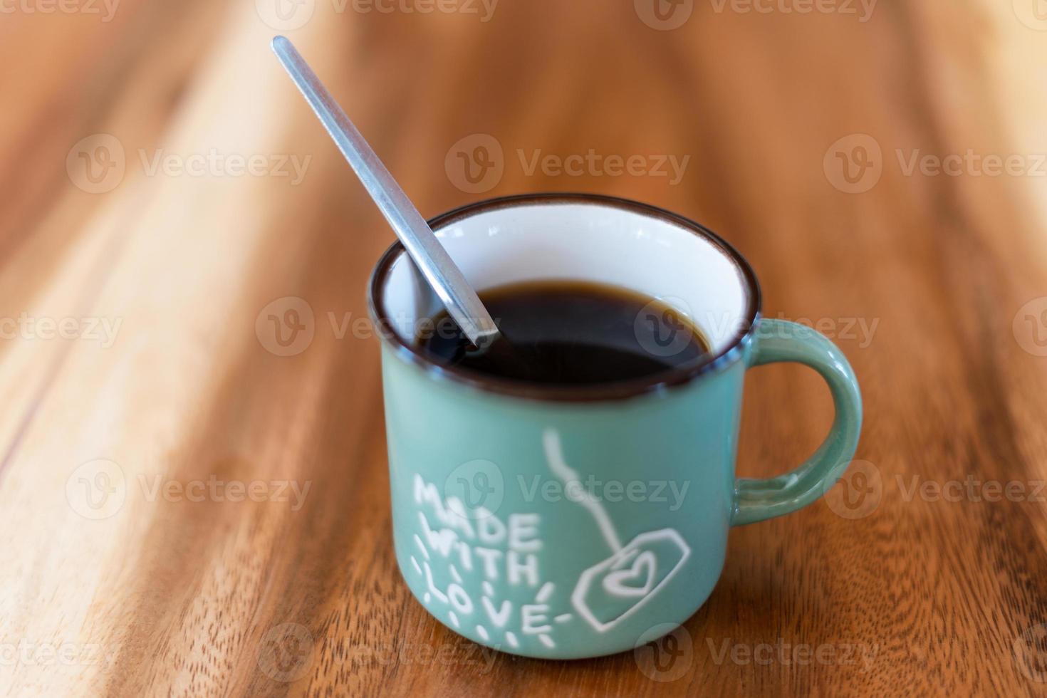 kopje gebrouwen zwarte koffie op de houten tafel foto