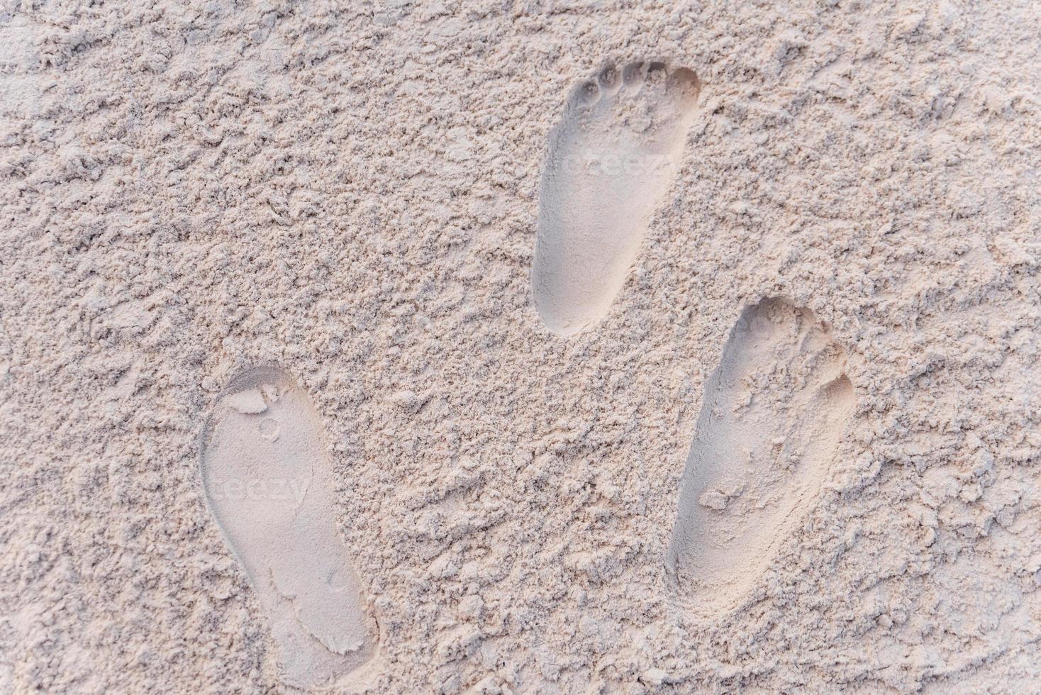 voetafdrukken op het poederachtige witte zand van Boracay, Filippijnen foto