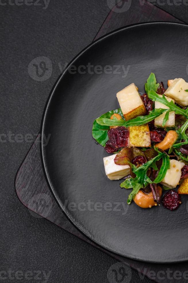 heerlijk vers veganistisch salade met Peer, Brie kaas, noten en granen, en rucola foto