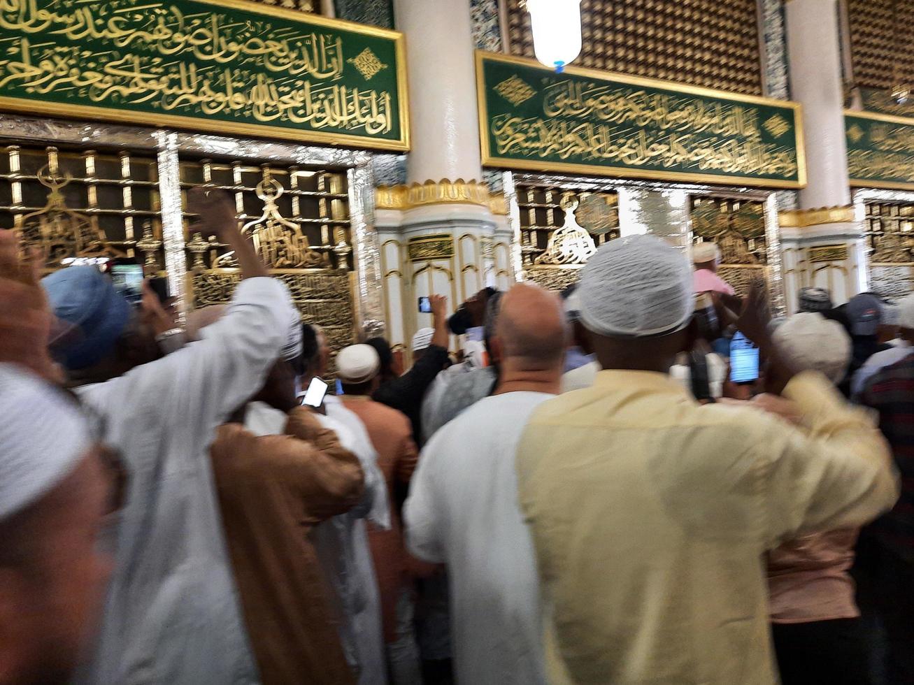 medina, saudi Arabië, april 2023 - moslim pelgrims zijn gaan naar bezoek roza rasool Bij masjid al nabawi Medina. foto