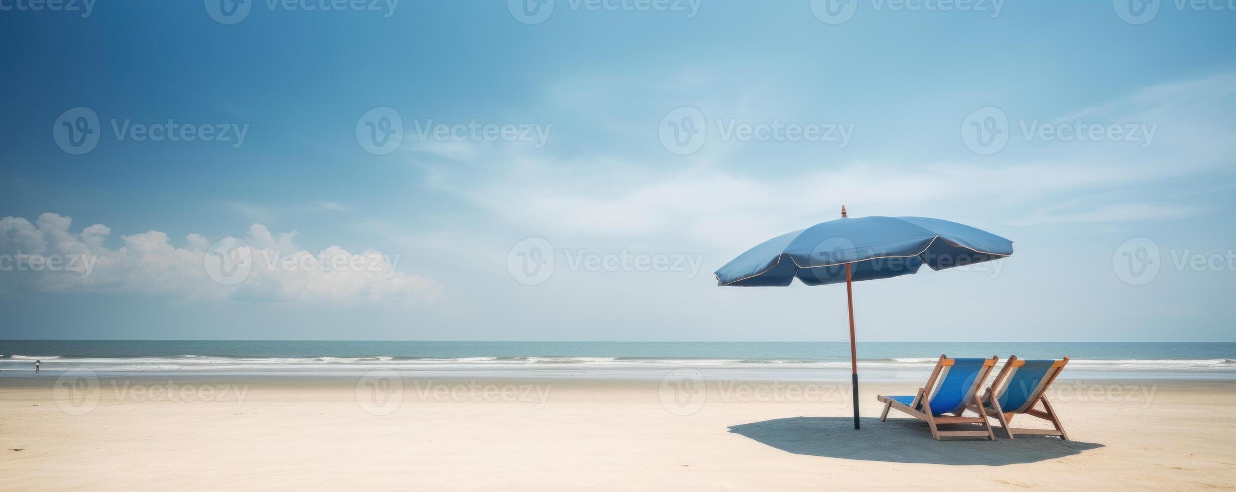 zomer stoelen en paraplu's Aan tropisch zee en strand met blauw lucht achtergrond. generatief ai foto