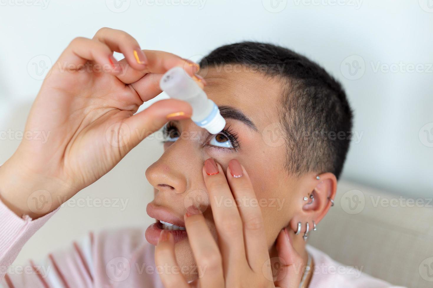 vrouw gebruik makend van oog druppel, vrouw dropping oog smeermiddel naar traktatie droog oog of allergie, ziek vrouw behandelen oogbol irritatie of ontsteking vrouw lijden van geërgerd oog, optisch symptomen foto