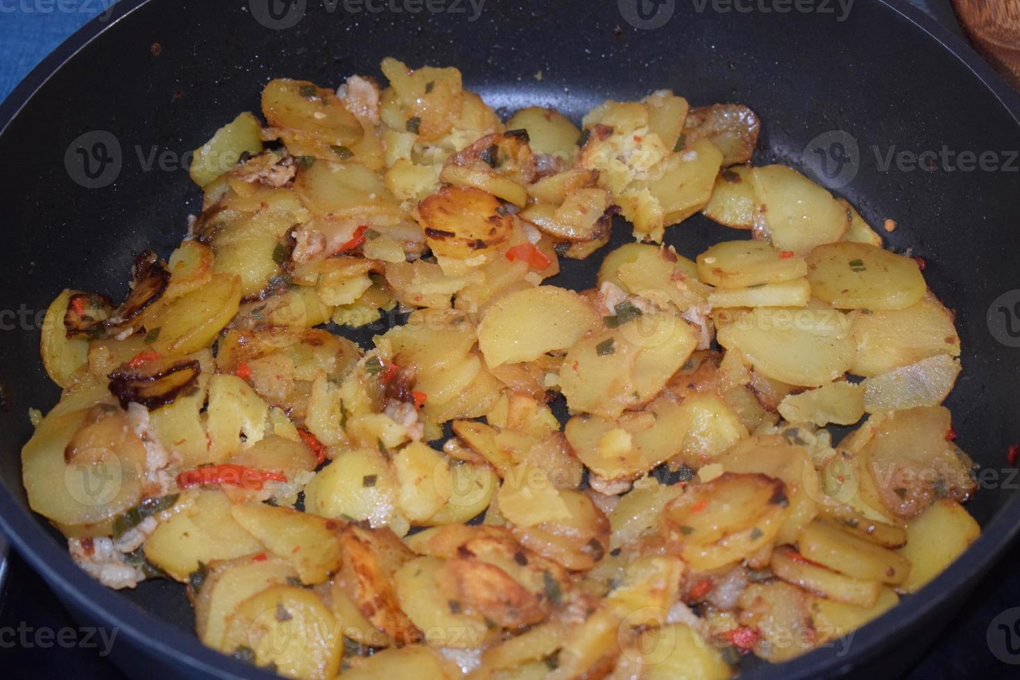 gebakken aardappelen in de pan foto