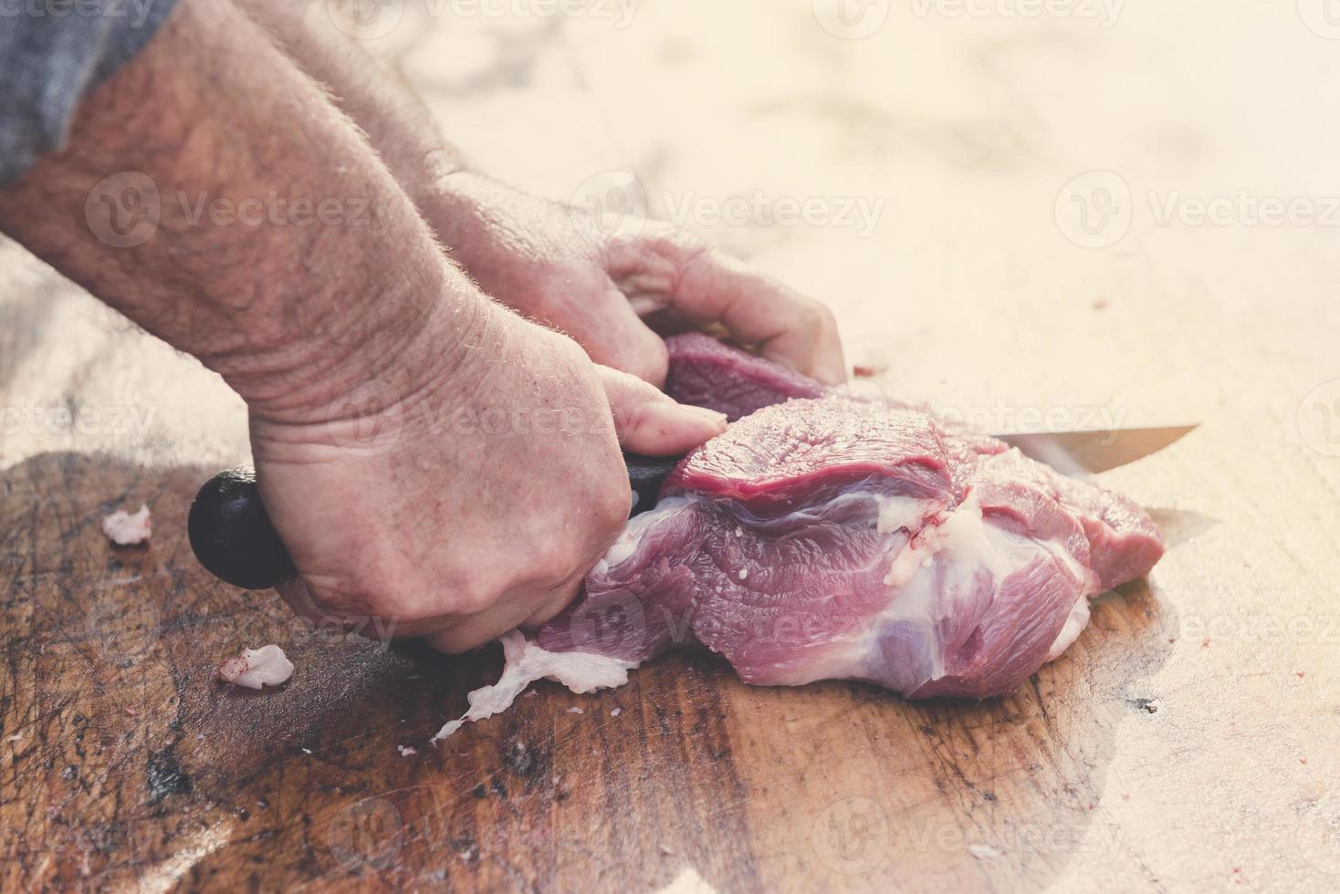 snijdend rood vlees foto