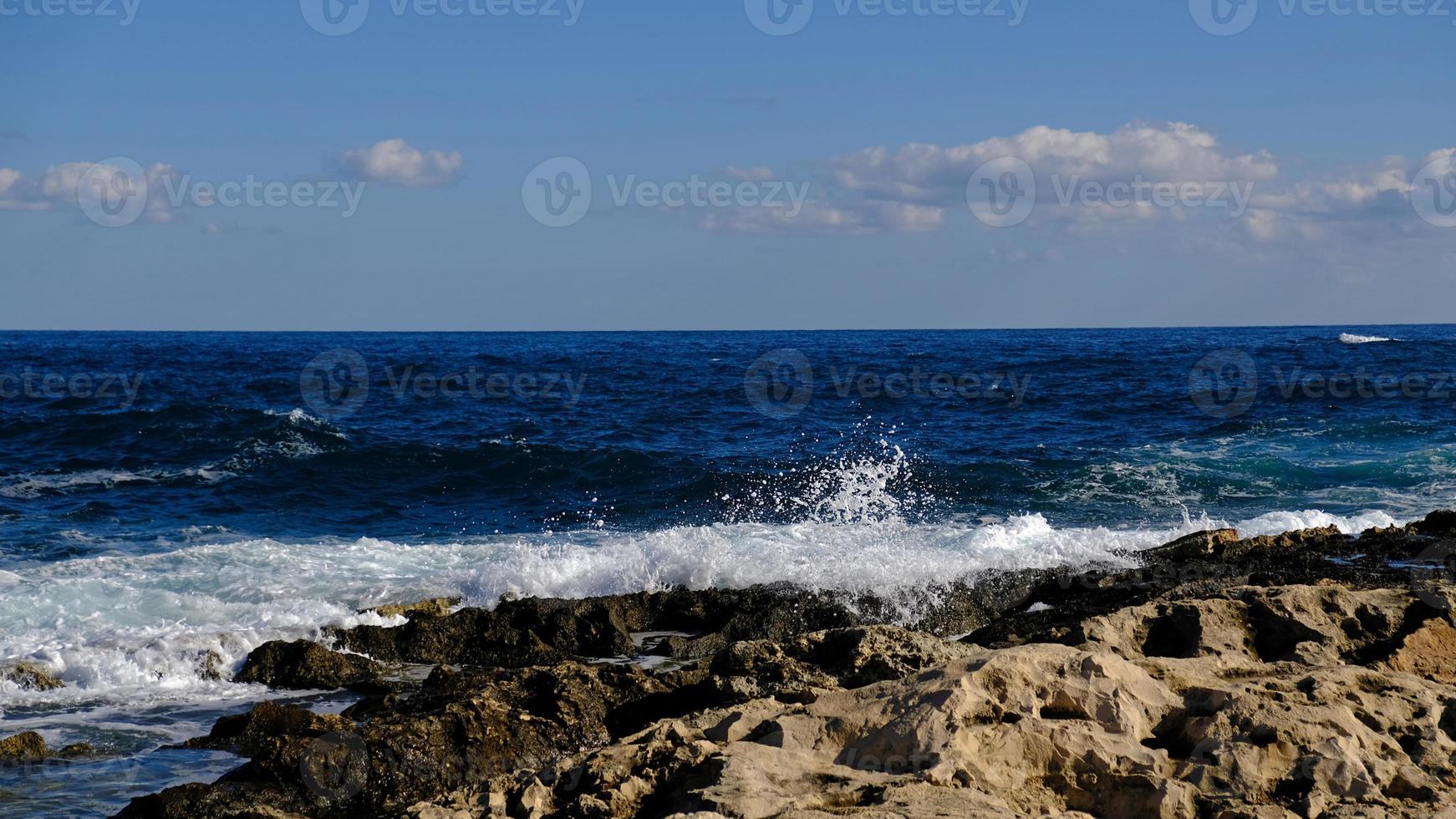 blauw zee Golf en wit schuim en plons. steen strand Aan eiland van Malta, Nee zanderig strand. zomer vakantie grens kader concept. tropisch eiland vakantie achtergrond. toerist reizen banier ontwerp sjabloon. foto