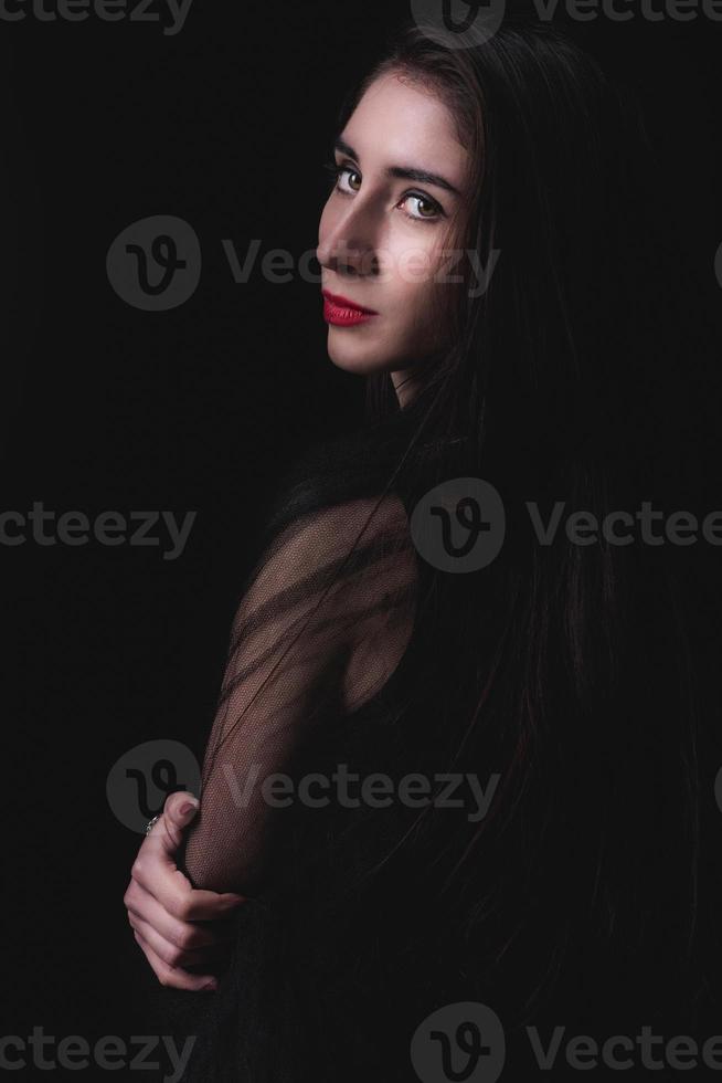 vrouw portret Aan donker achtergrond foto