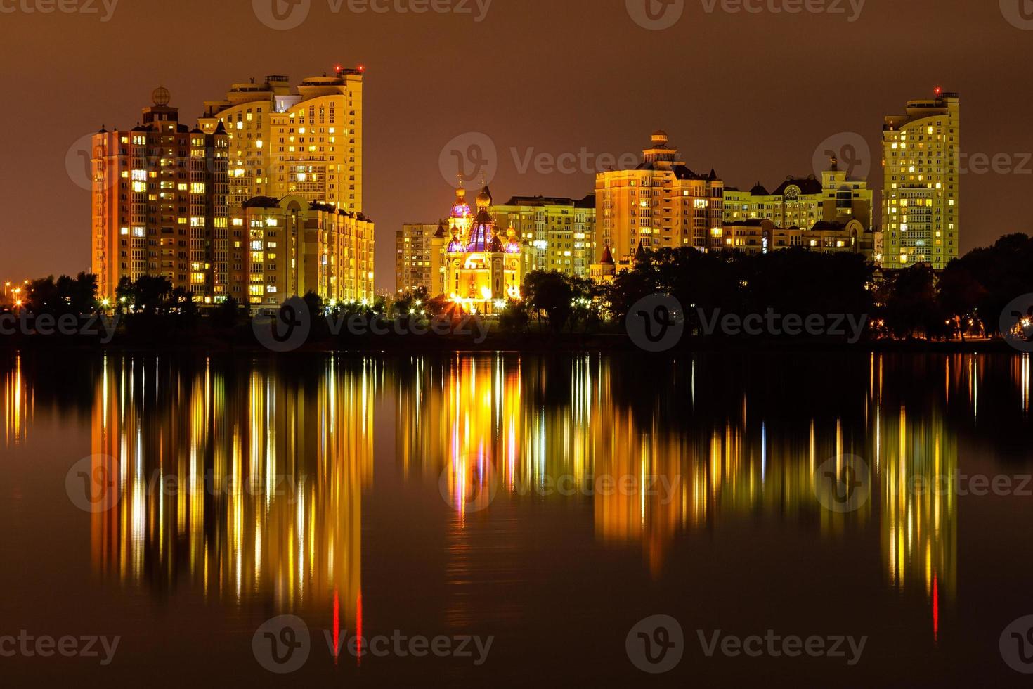 nacht stad met reflectie van huizen in de rivier- foto