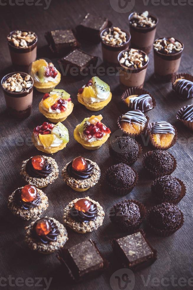 geassorteerd mini cakes Aan houten achtergrond foto