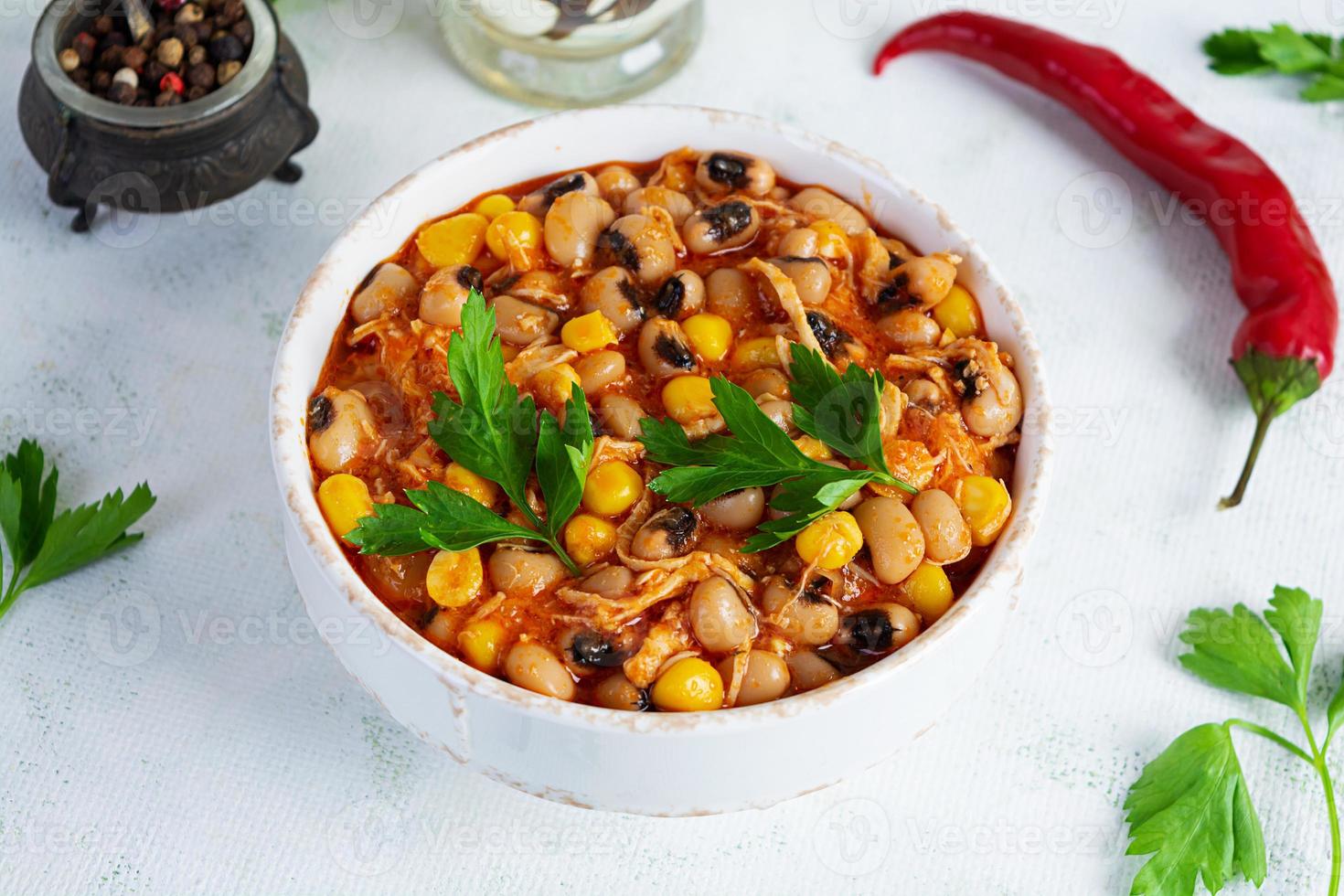 Chili con carne in een schaal. Mexicaans keuken. Chili met vlees, maïs en bonen foto