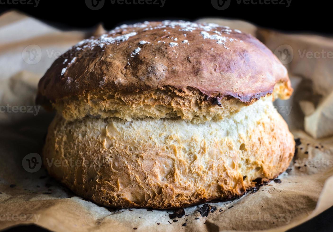 zelfgemaakt rustiek brood foto