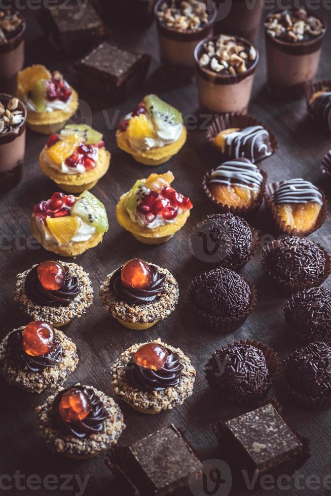 mini cakes Aan houten achtergrond foto