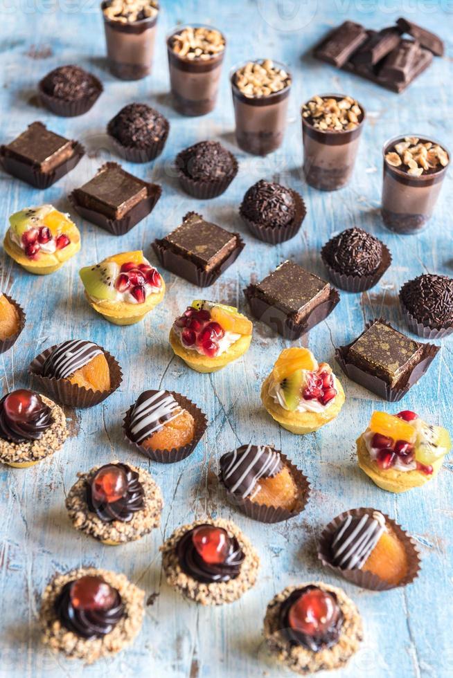 geassorteerd eigengemaakt mini cakes Aan de tafel foto