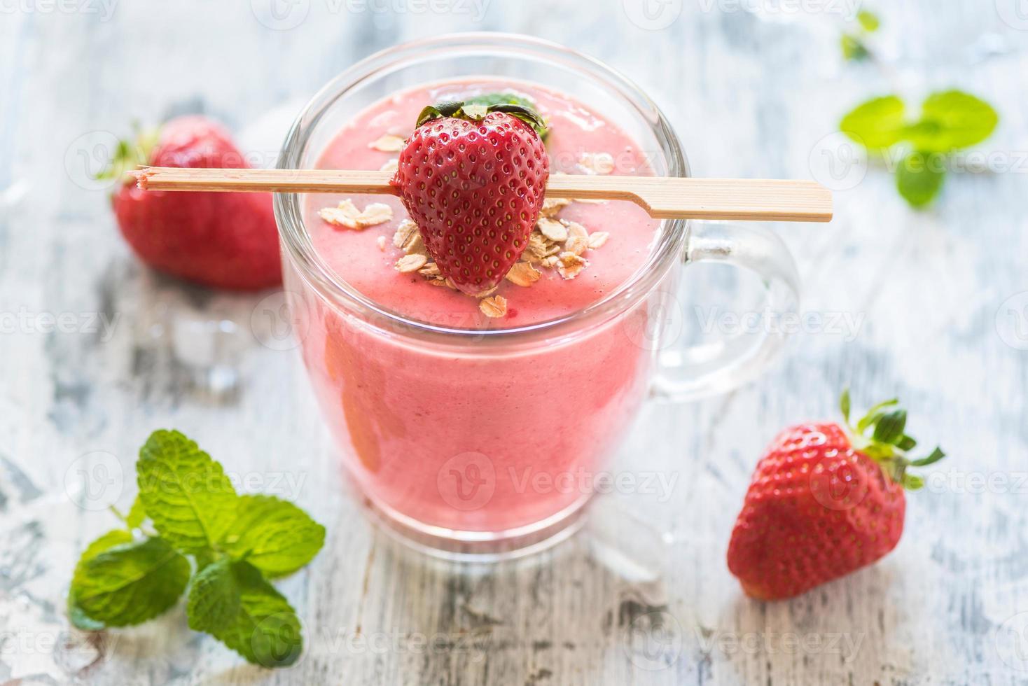 aardbei smoothie in de glas foto