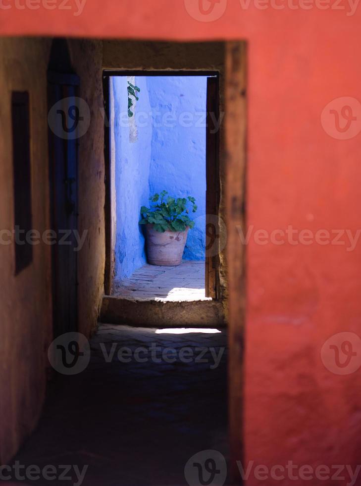 blauwe en rode deuropeningen in peru foto