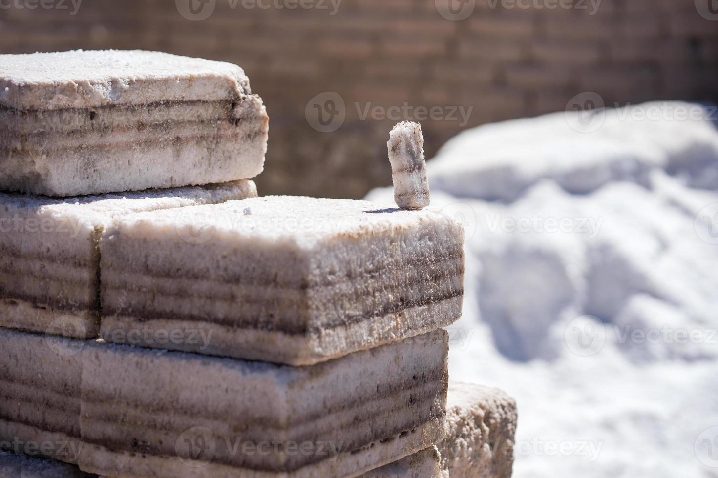 zoutmineraal in de zoutvlakte van uyuni foto