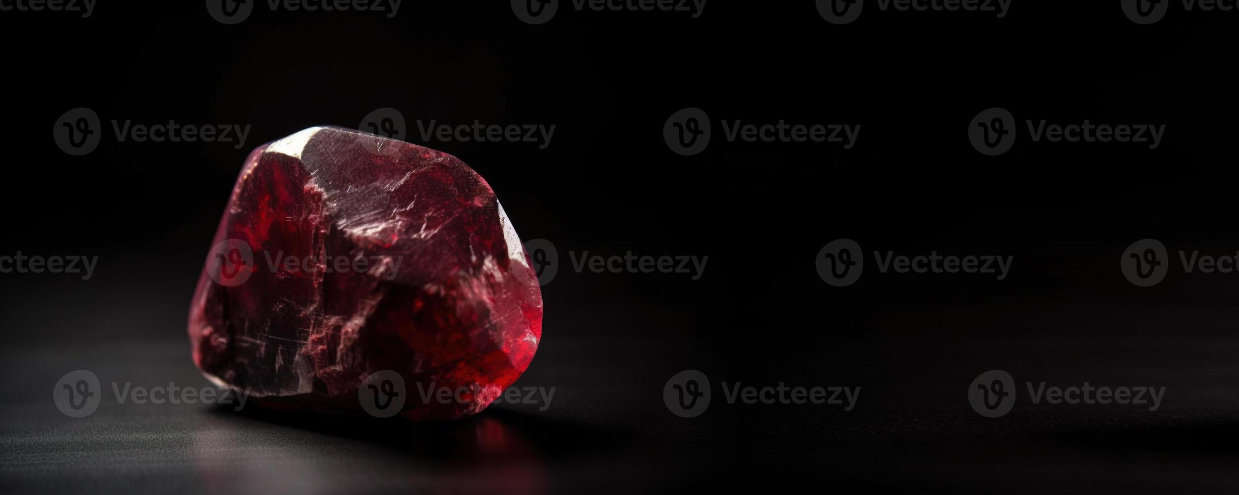 rood beryl is een bijzonder kostbaar natuurlijk steen Aan een zwart achtergrond. ai gegenereerd. hoofd banier mockup met ruimte. foto