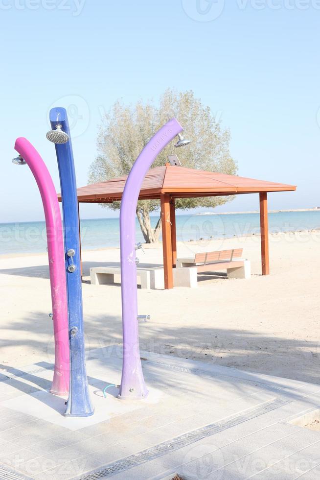 zonne- douche ,3 zwembad buitenshuis douche, zonne-energie douche in veelkleurig Aan zee foto