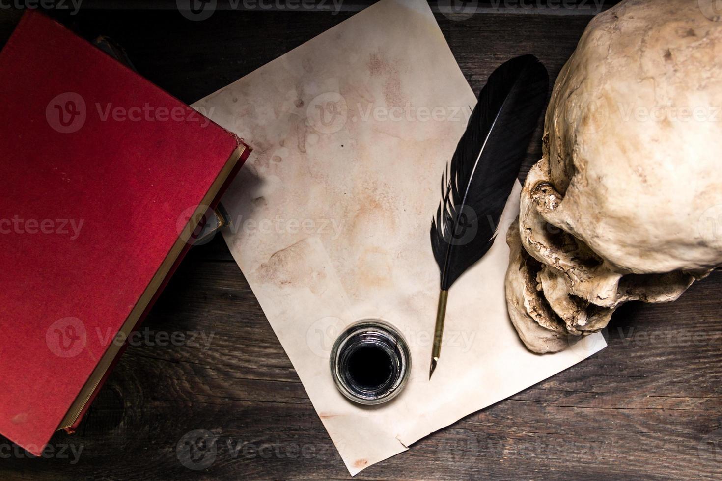boeken, menselijk schedel, pen en papier Aan rustiek hout foto