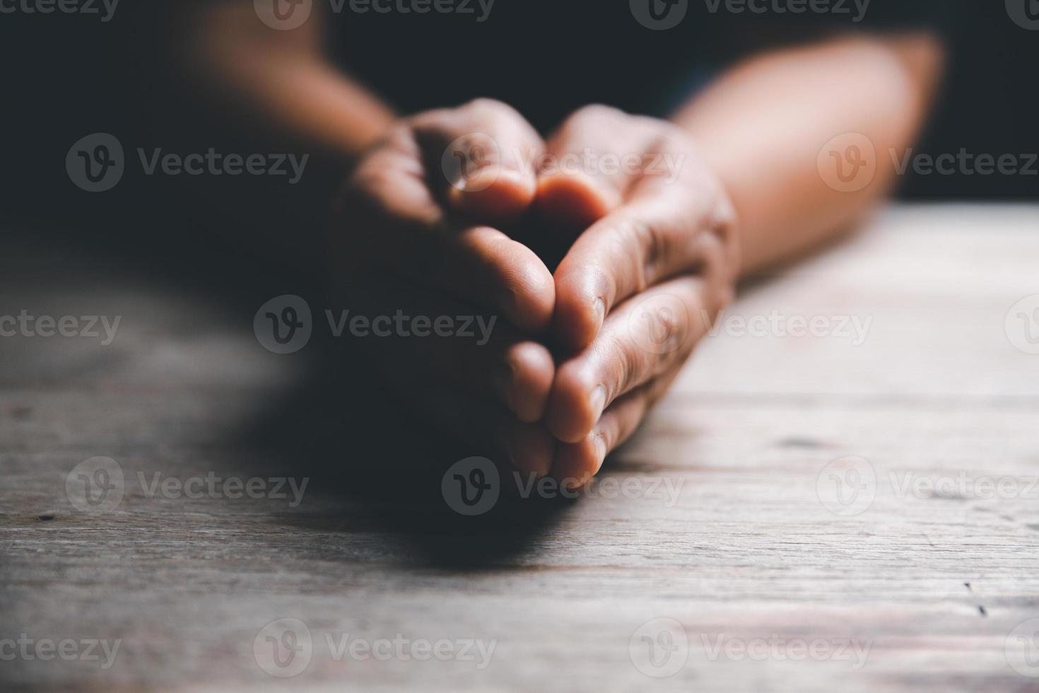 handen gevouwen in gebed Aan een heilig Bijbel in kerk concept voor vertrouwen, geestelijkheid en geloof, vrouw bidden Aan heilig Bijbel in de ochtend. vrouw hand- met Bijbel bidden. foto