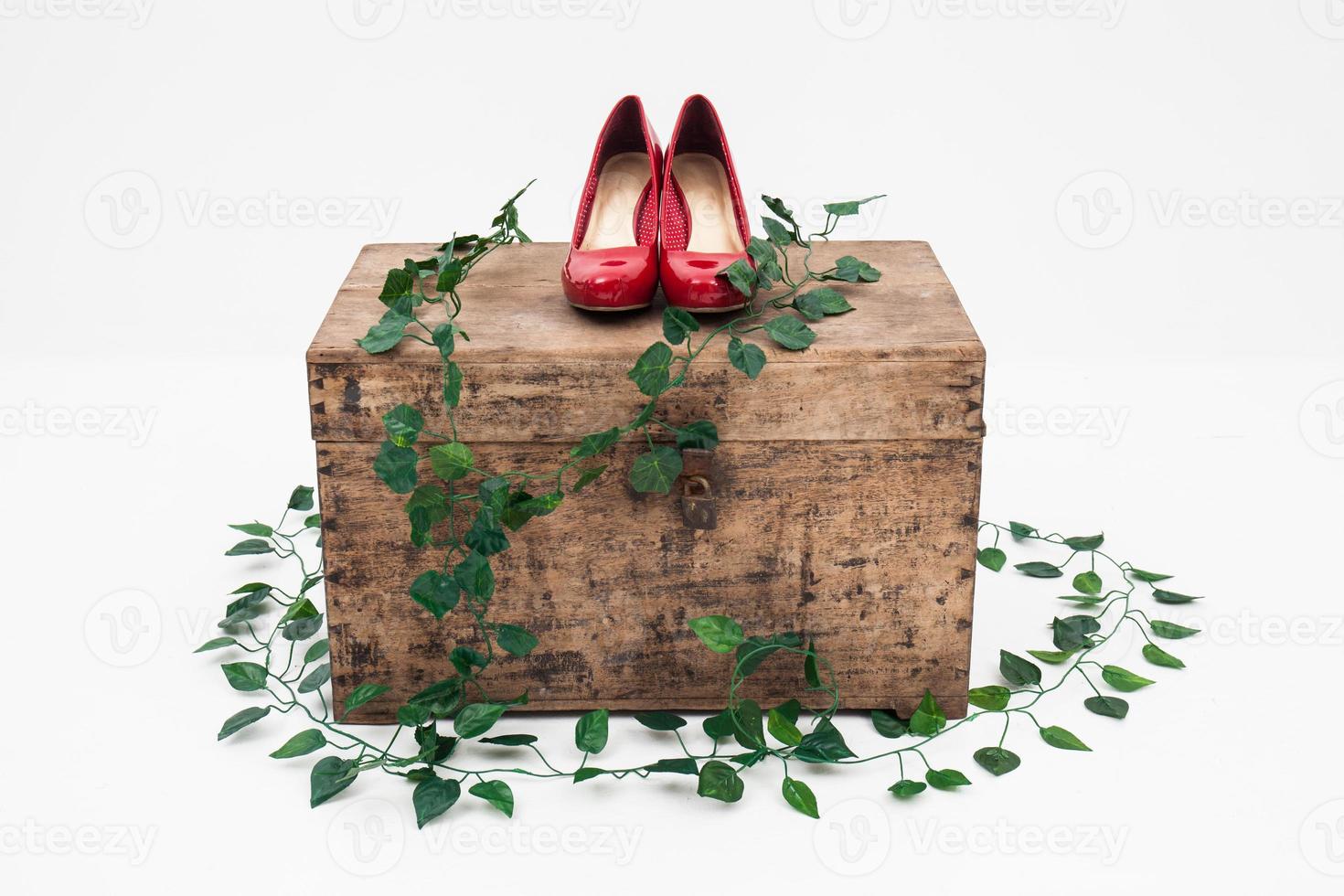 rode schoenen met doos op een witte achtergrond foto