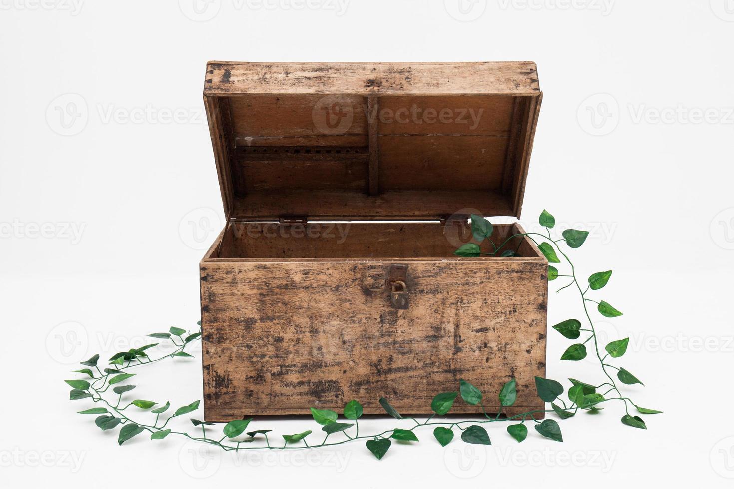 houten kist op een witte achtergrond foto