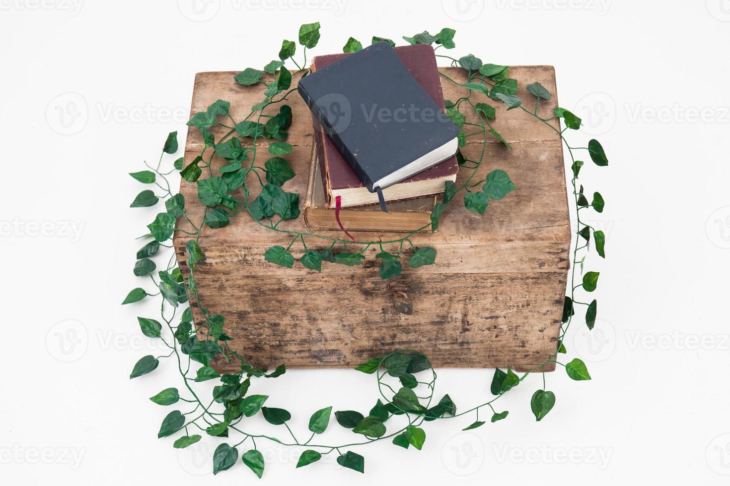 boeken over een houten kist met witte achtergrond foto