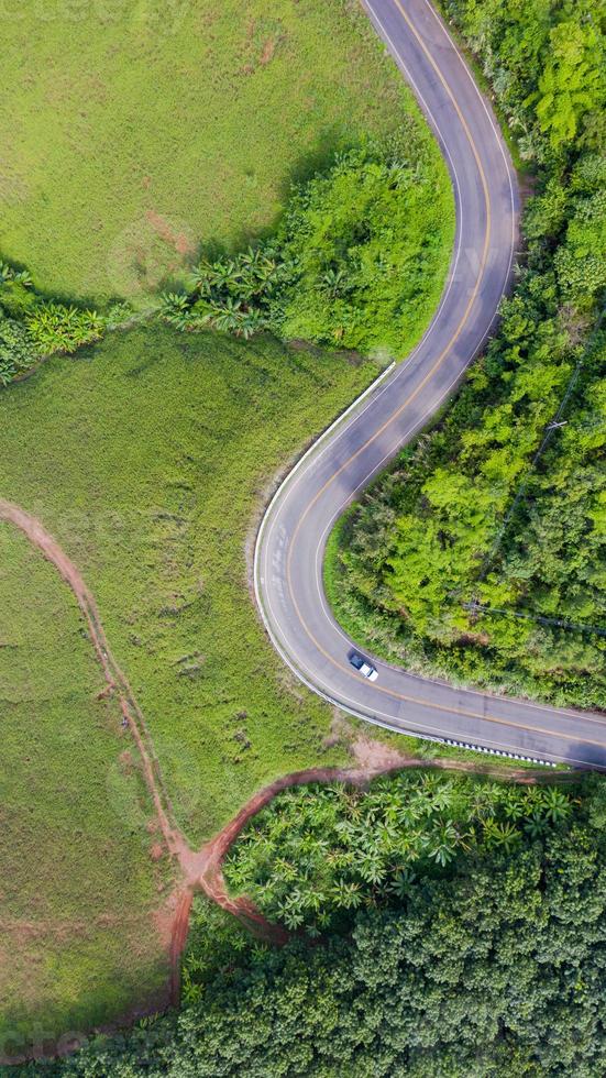 luchtfoto van landelijke weg in landelijk gebied, uitzicht vanaf drone foto