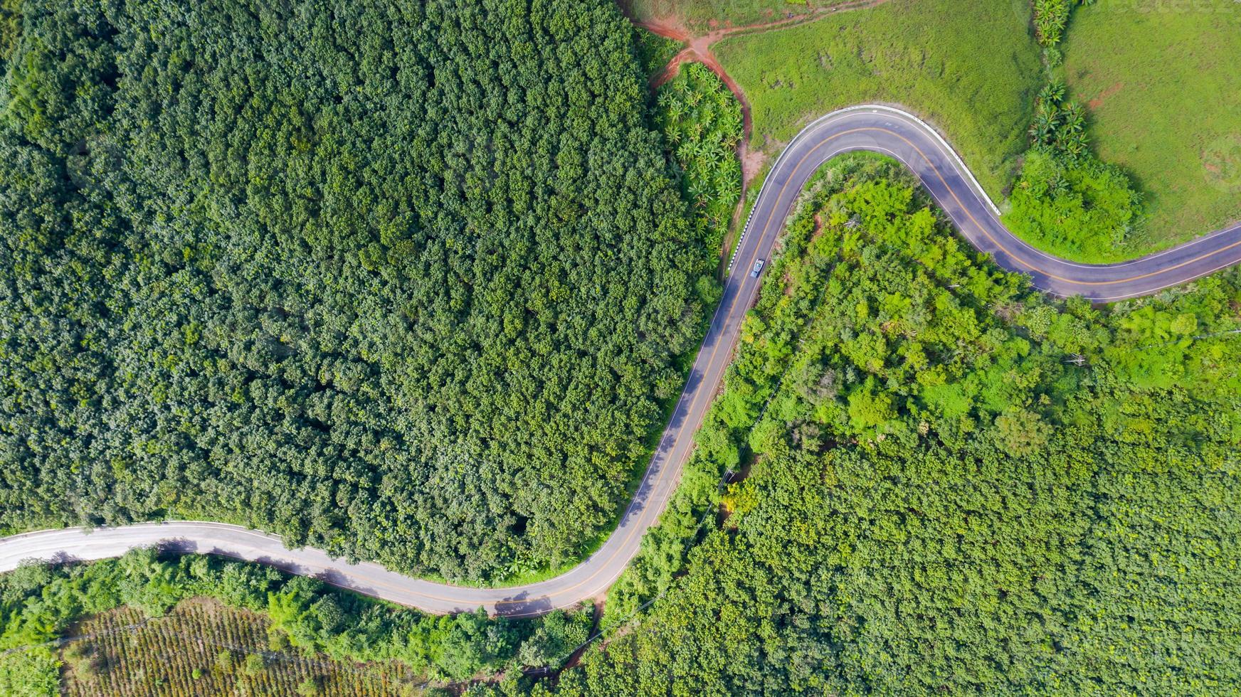 luchtfoto van landelijke weg in landelijk gebied, uitzicht vanaf drone foto