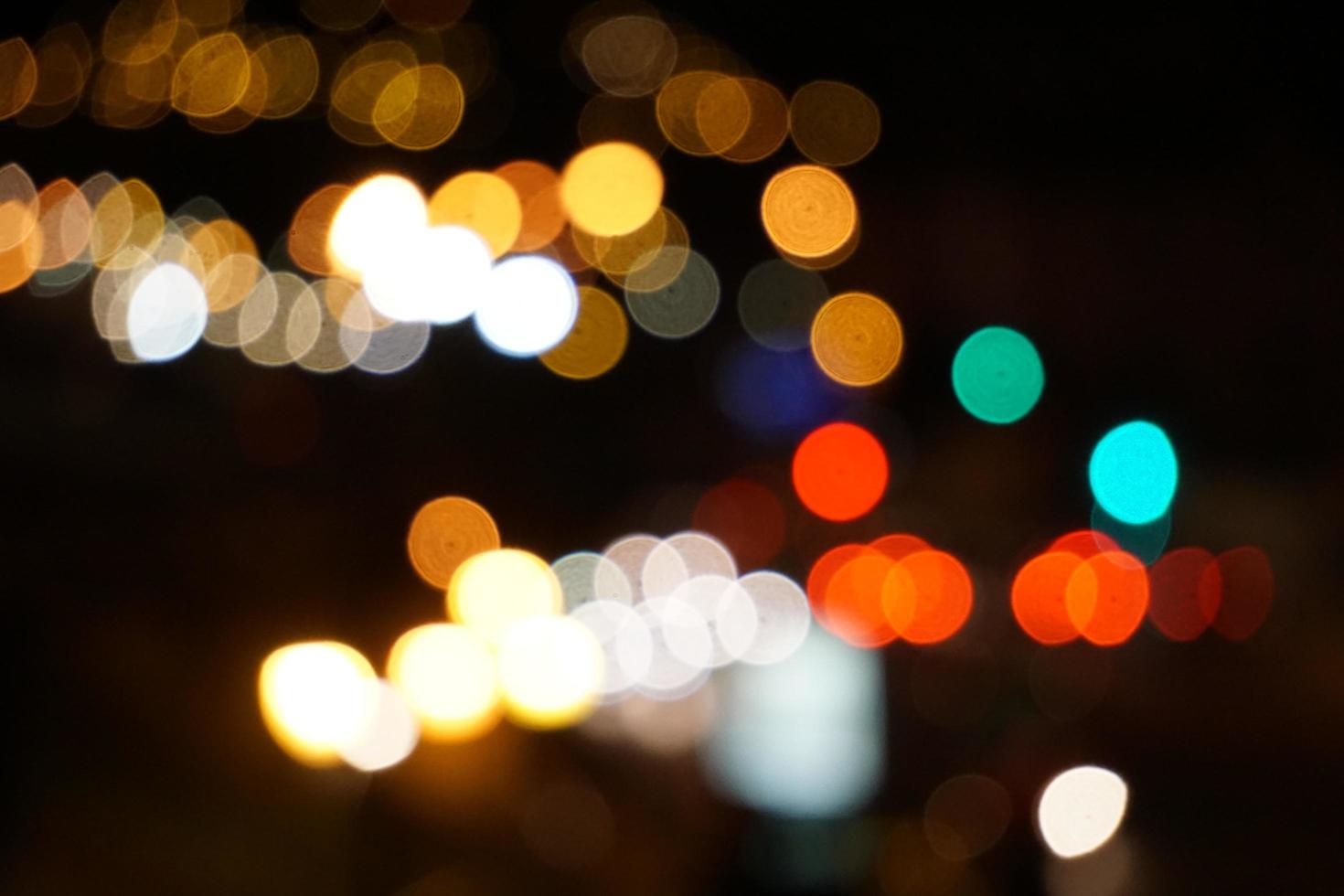 kleurrijke straatverlichting 's nachts in de stad foto